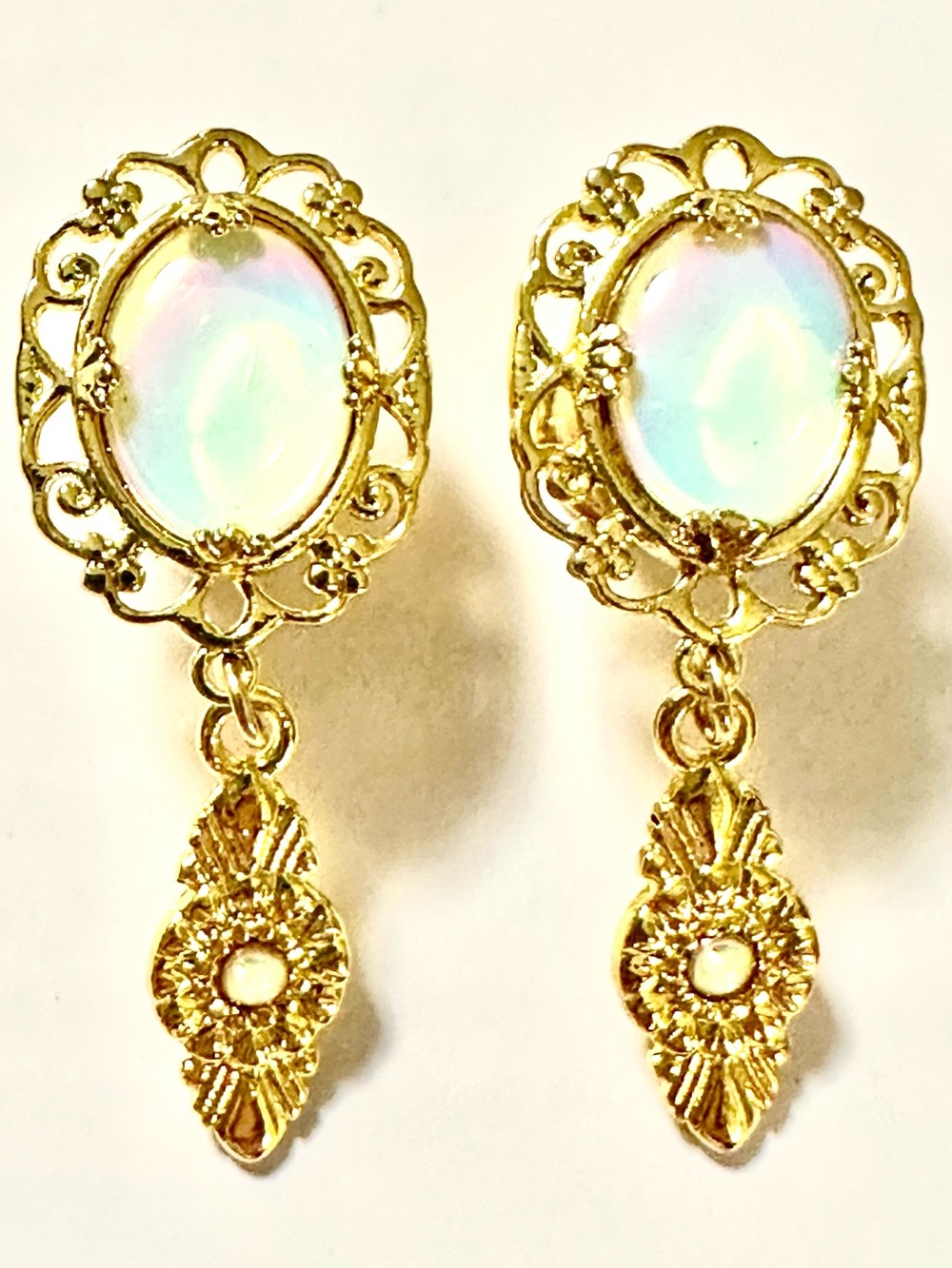 NIB Gold Filigree Drop Plugs Gauges 0 Gauge / 8mm with Iridescent Opal Cabochon